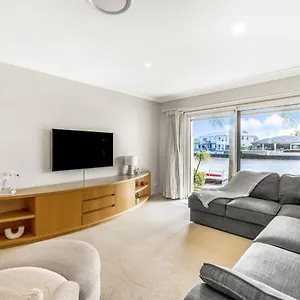 By The Canal - Runaway Bay Holiday home