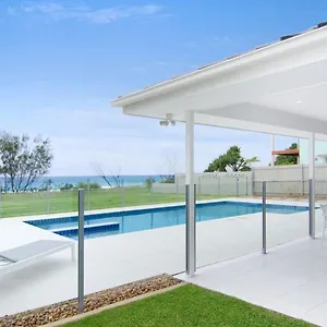 Sentosa On Tugun - Beachfront 5 Bedroom Holiday home
