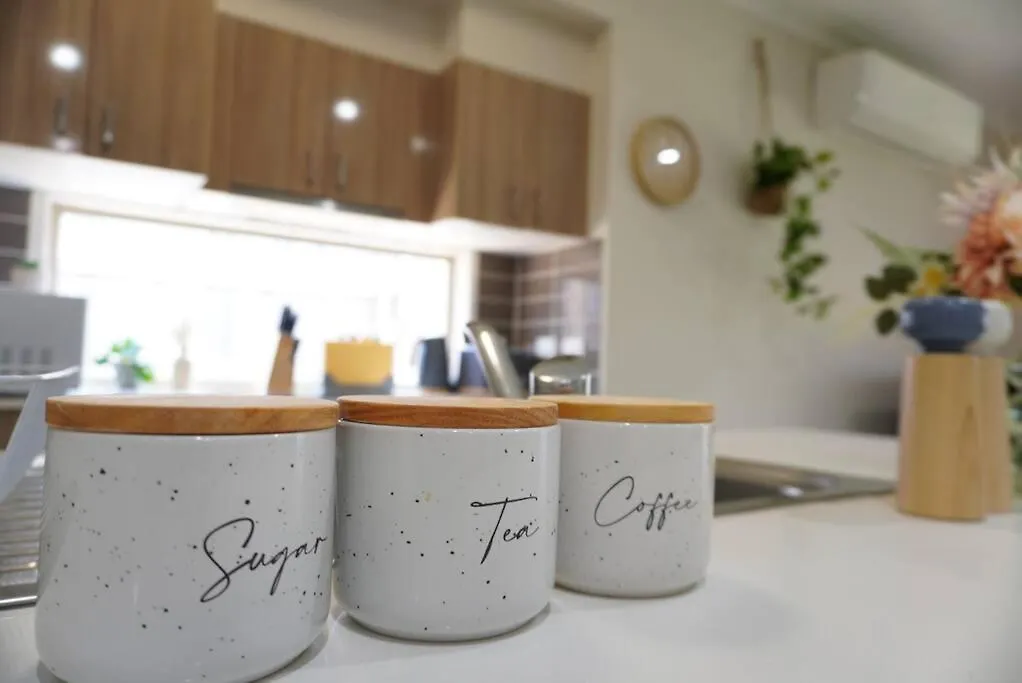 Entire House In Pimpama contacts